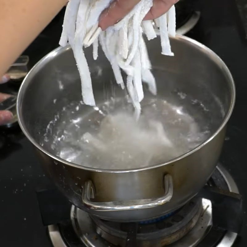 Bước 4 Luộc sơ sợi bánh canh bánh canh vịt miền tây