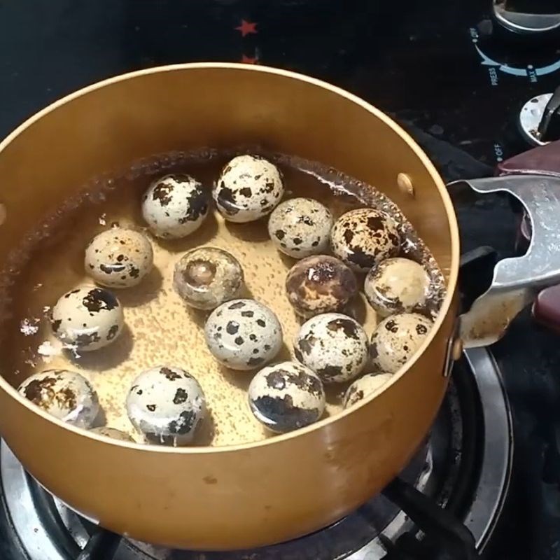 Bước 2 Luộc trứng cút lộn không bị bể và chín tới trứng cút lộn luộc