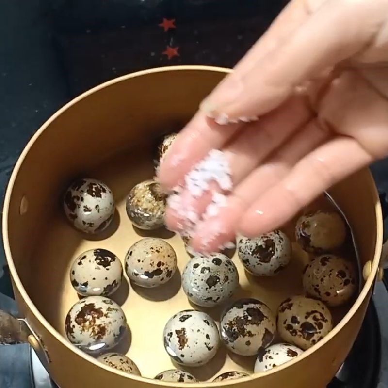 Bước 2 Luộc trứng cút lộn không bị bể và chín tới trứng cút lộn luộc