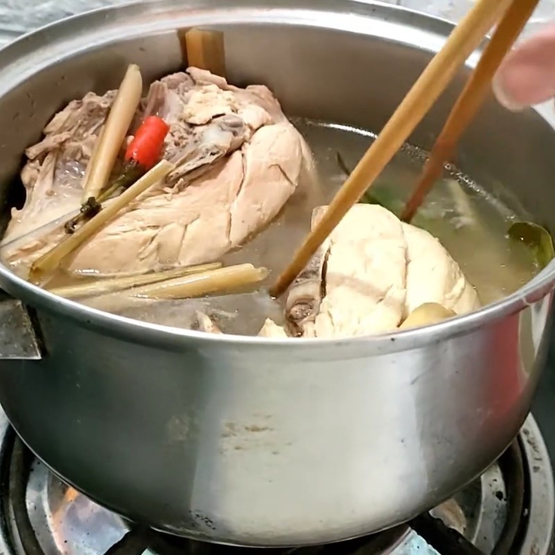 Bước 3 Luộc ức gà chuẩn thời gian Ức gà luộc giảm cân