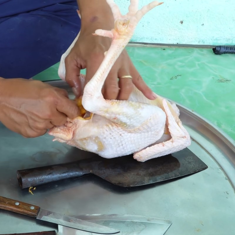 Bước 3 Mổ moi và lấy nội tạng gà cúng Mổ gà cúng