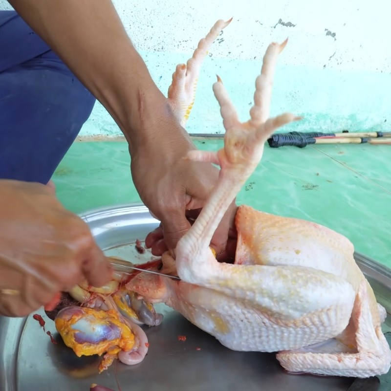 Bước 4 Móc phổi và làm sạch kỹ lưỡng Mổ gà cúng