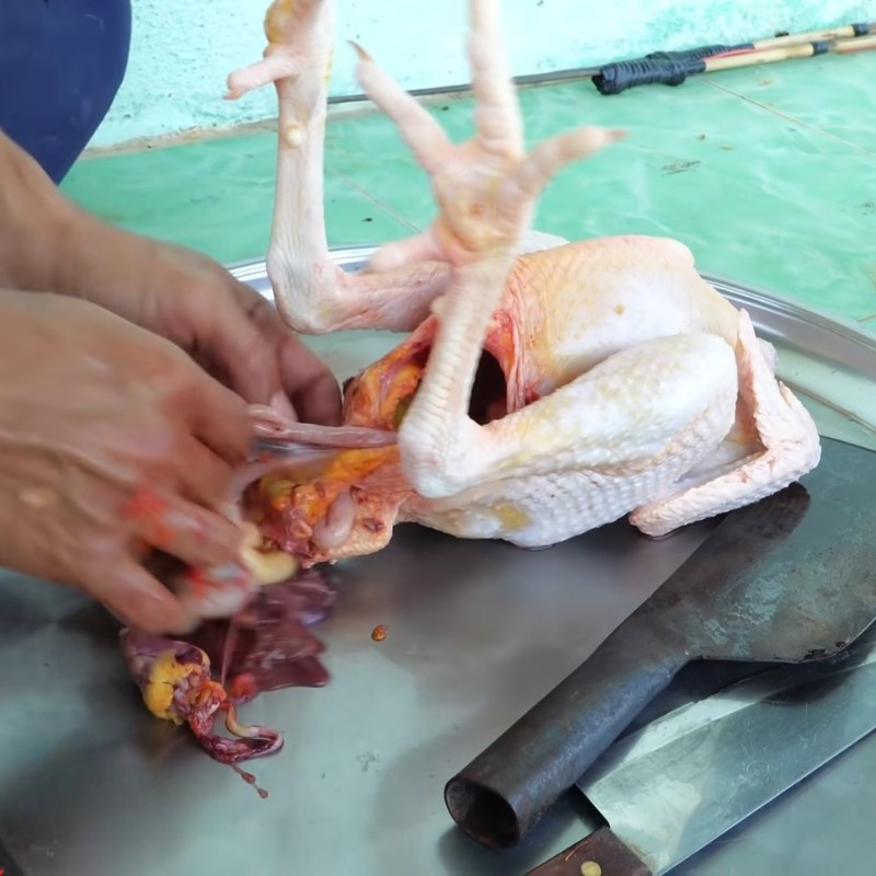 Bước 4 Móc phổi và làm sạch kỹ lưỡng Mổ gà cúng