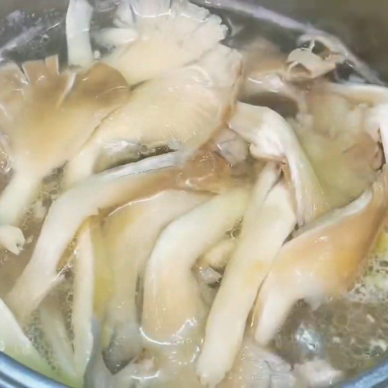 Bước 3 Nấu canh nấm thanh mát Canh nấm bào ngư thịt băm