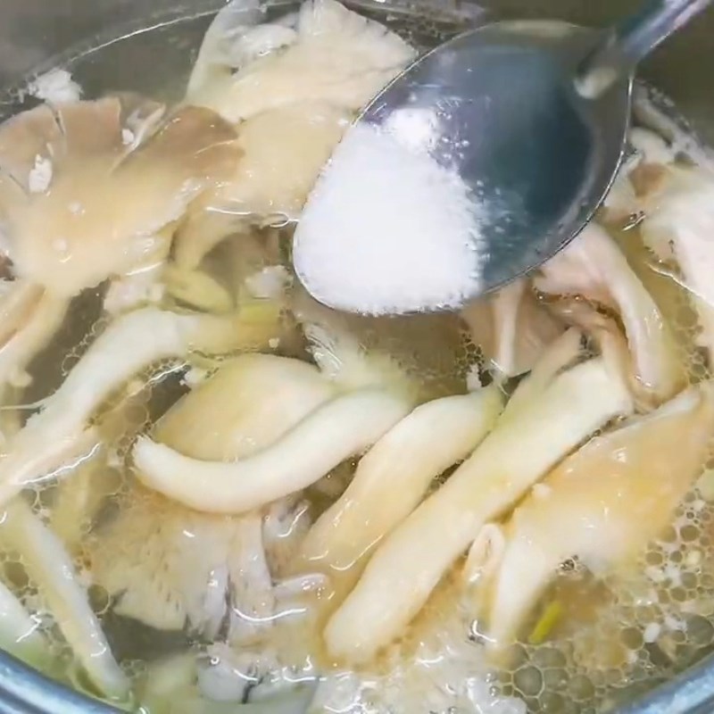 Bước 3 Nấu canh nấm thanh mát Canh nấm bào ngư thịt băm