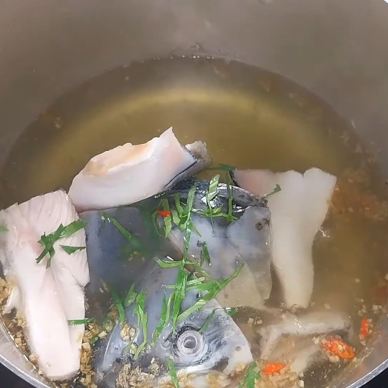 Bước 3 Nấu đầu cá hồi béo ngậy Canh chua hoa chuối đầu cá hồi