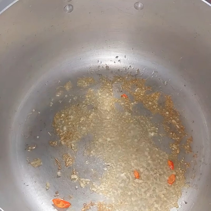 Bước 3 Nấu đầu cá hồi béo ngậy Canh chua hoa chuối đầu cá hồi