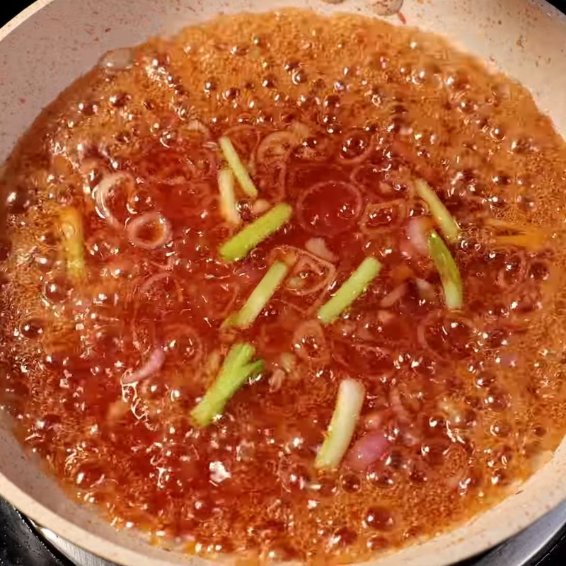 Bước 2 Nấu hỗn hợp sốt nước mắm đậm đà Trứng kho nước mắm