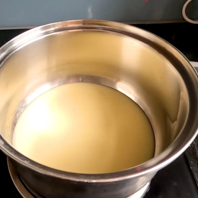 Bước 2 Nấu hỗn hợp sữa tươi và sữa đặc Ủ sữa chua bằng thùng đá