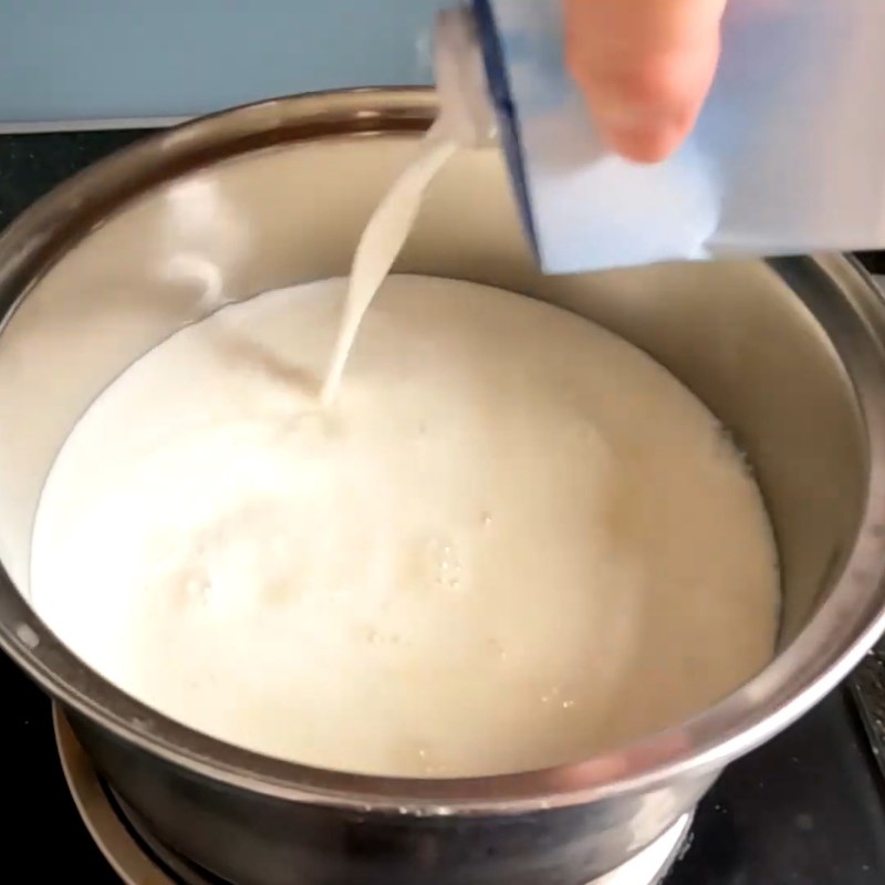 Bước 2 Nấu hỗn hợp sữa tươi và sữa đặc Ủ sữa chua bằng thùng đá
