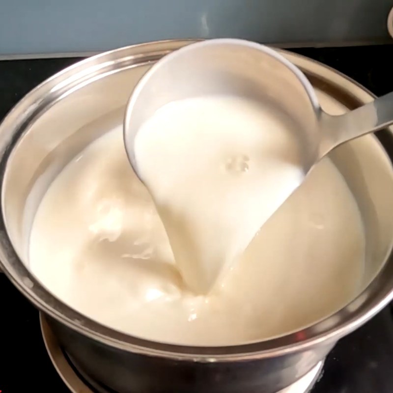 Bước 2 Nấu hỗn hợp sữa tươi và sữa đặc Ủ sữa chua bằng thùng đá