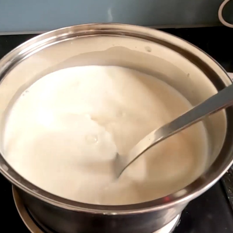 Bước 2 Nấu hỗn hợp sữa tươi và sữa đặc Ủ sữa chua bằng thùng đá