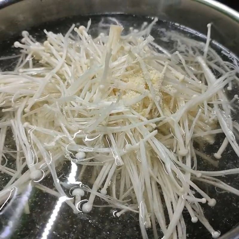 Bước 2 Nấu nấm và nêm gia vị cơ bản canh mọc nấm kim châm