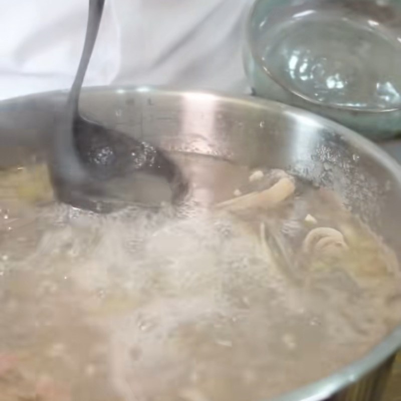 Bước 2 Nấu nước dùng sườn bò Lẩu sườn bò kim chi