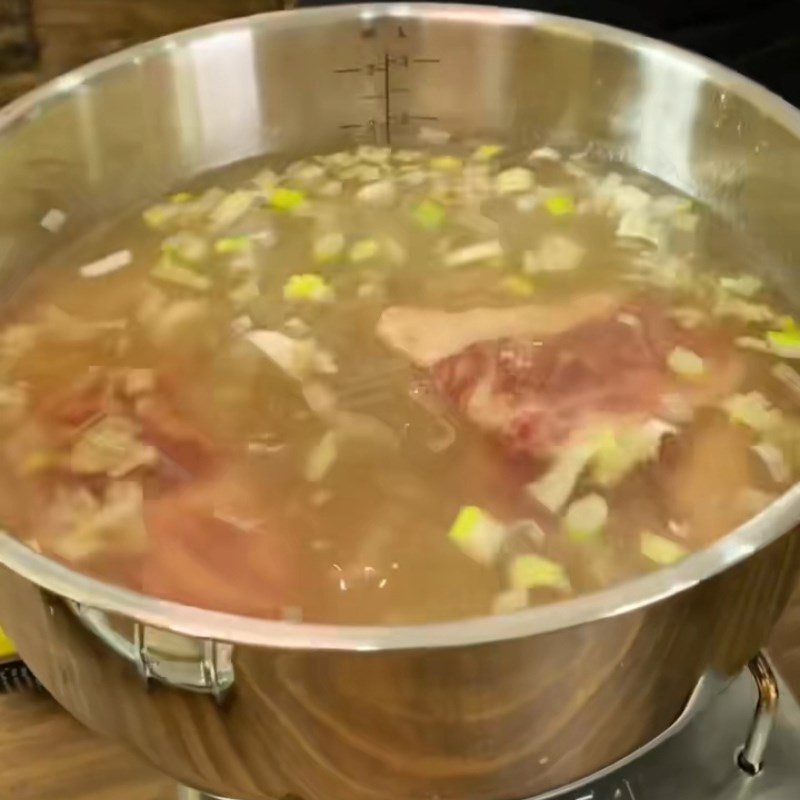 Bước 2 Nấu nước dùng sườn bò Lẩu sườn bò kim chi