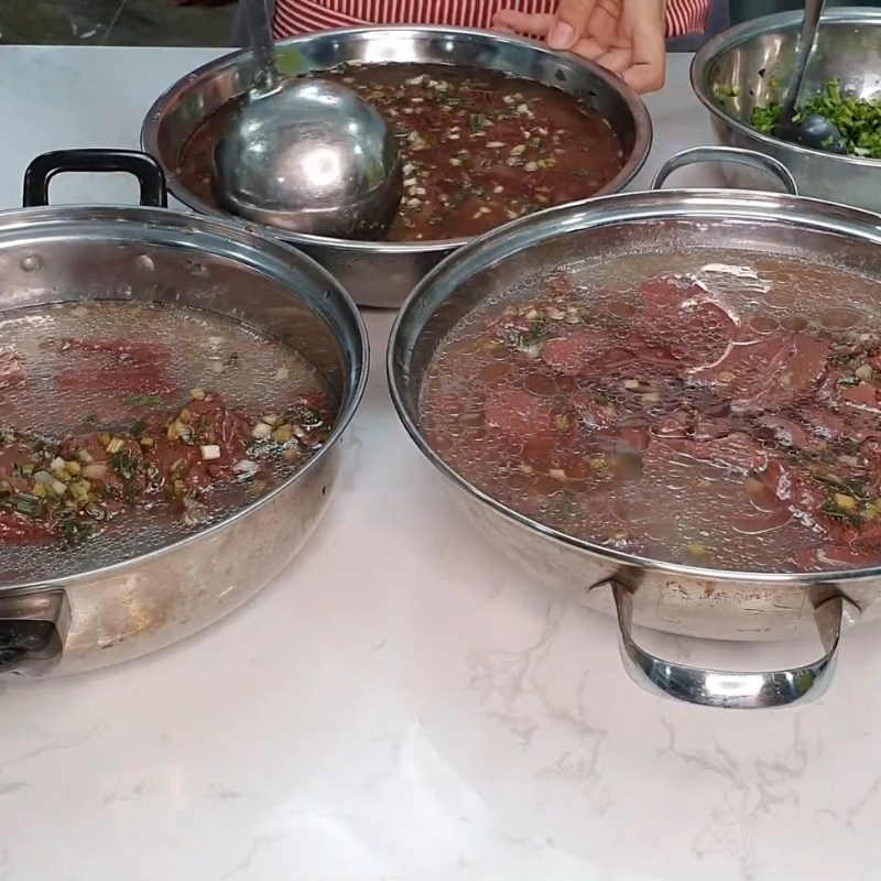 Bước 5 Nấu nước dùng và hoàn thiện Huyết chưng