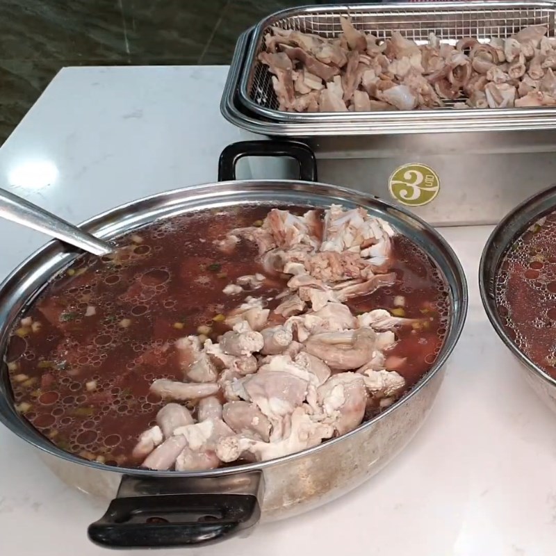 Bước 5 Nấu nước dùng và hoàn thiện Huyết chưng