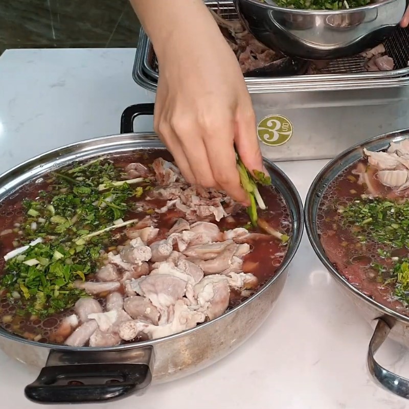 Bước 5 Nấu nước dùng và hoàn thiện Huyết chưng