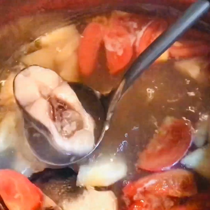 Bước 4 Nấu nước dùng và nêm gia vị lần 1 Canh chua bạc hà