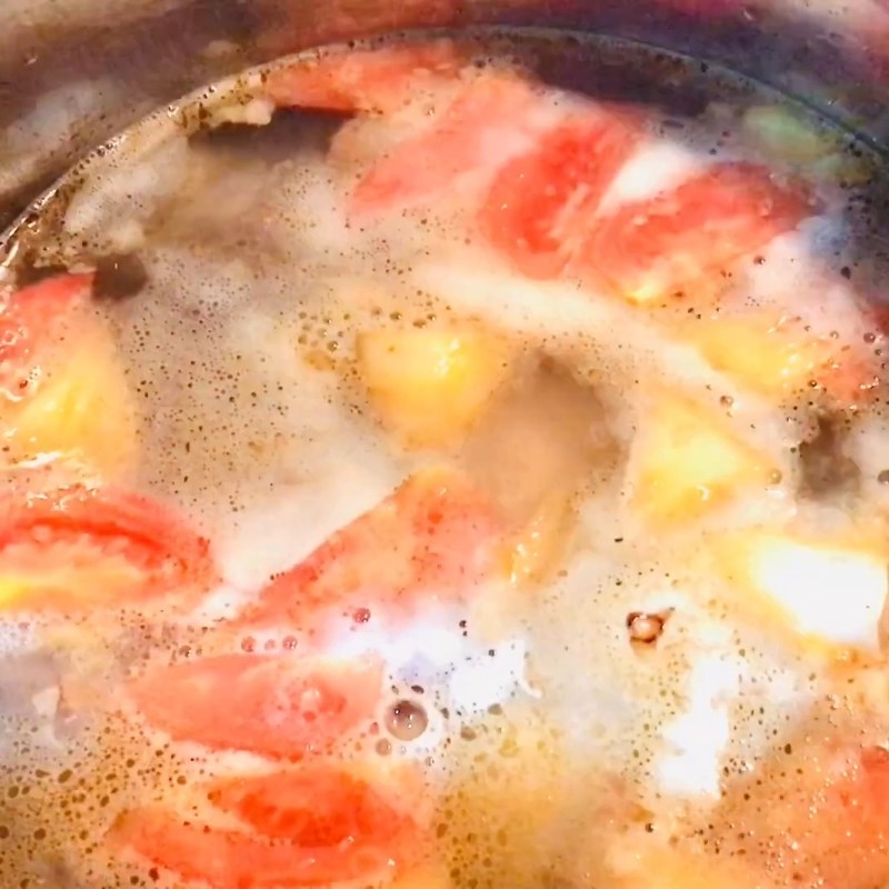 Bước 4 Nấu nước dùng và nêm gia vị lần 1 Canh chua bạc hà