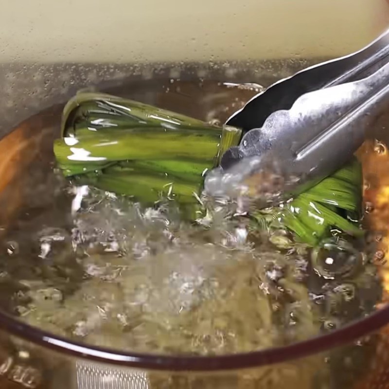 Bước 2 Nấu nước đường Chè khúc bạch bằng whipping cream