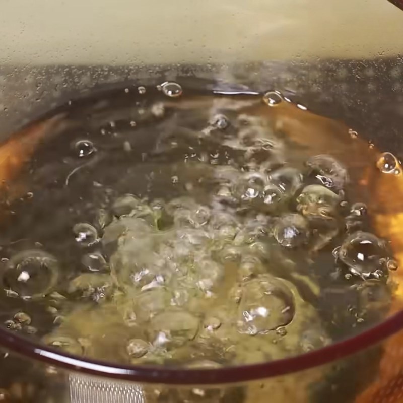 Bước 2 Nấu nước đường Chè khúc bạch bằng whipping cream