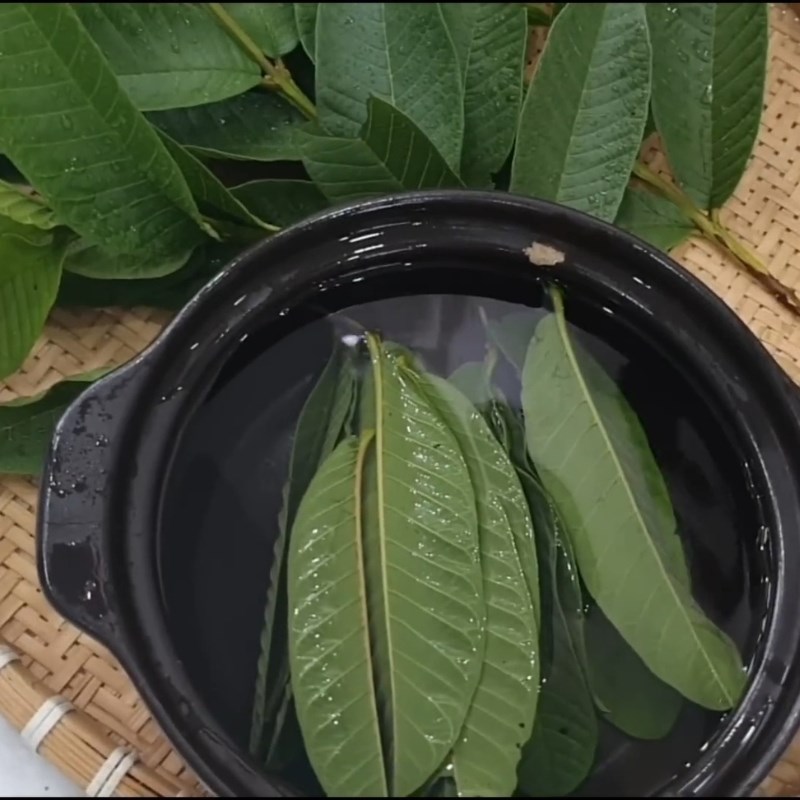 Bước 2 Nấu nước lá ổi Trà lá ổi