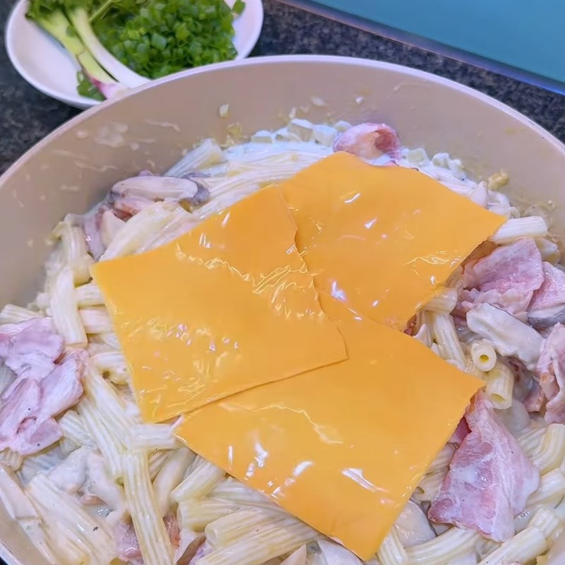 Bước 4 Nấu sốt kem nấm Nui sốt kem