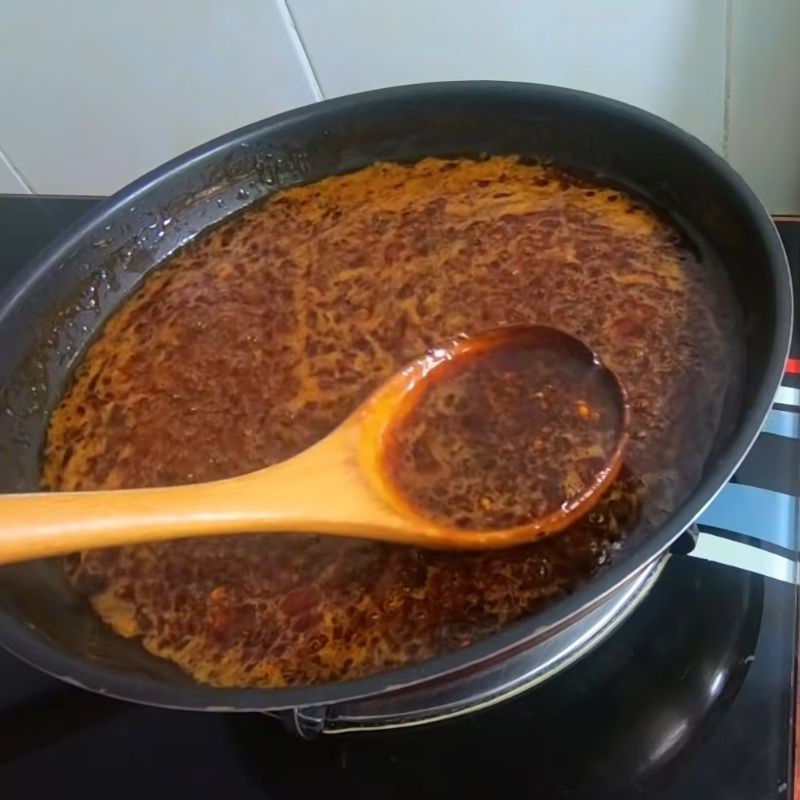 Bước 4 Nấu sốt kho cá đậm đà, sánh mịn nước sốt kho cá