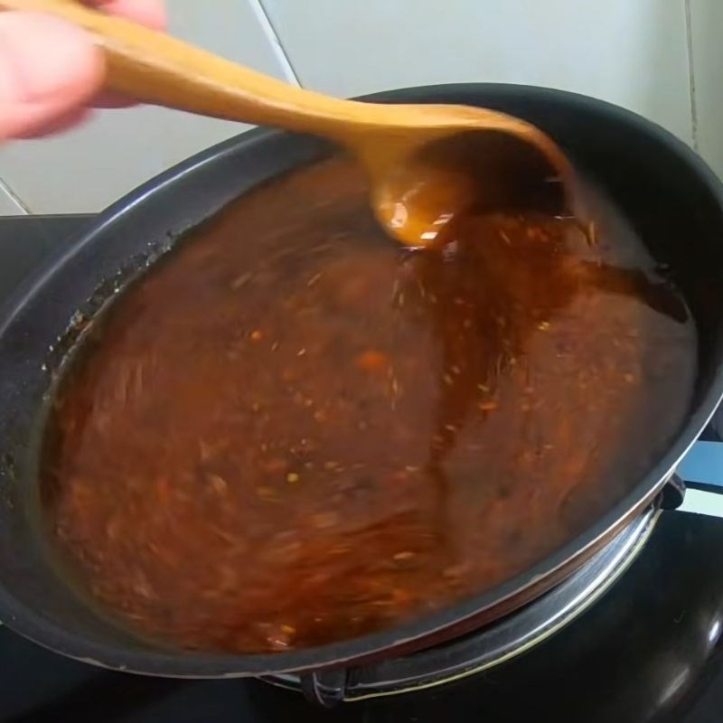 Bước 4 Nấu sốt kho cá đậm đà, sánh mịn nước sốt kho cá