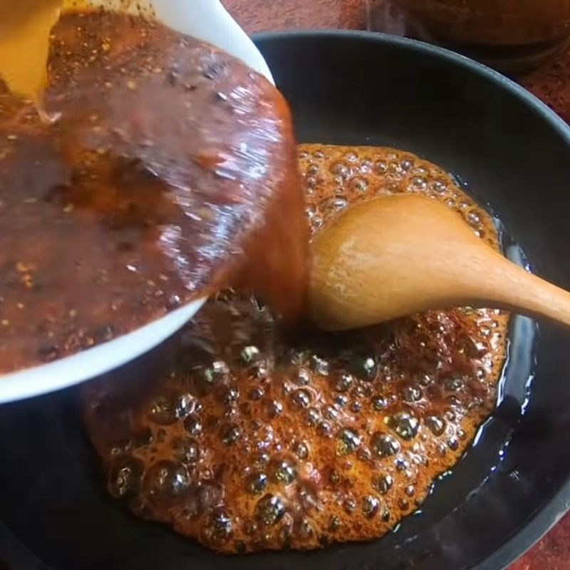 Bước 4 Nấu sốt kho cá đậm đà, sánh mịn nước sốt kho cá