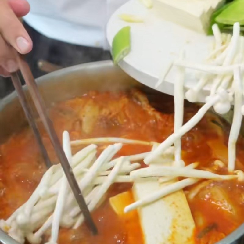 Bước 4 Nêm nếm nước lẩu kim chi Lẩu sườn bò kim chi