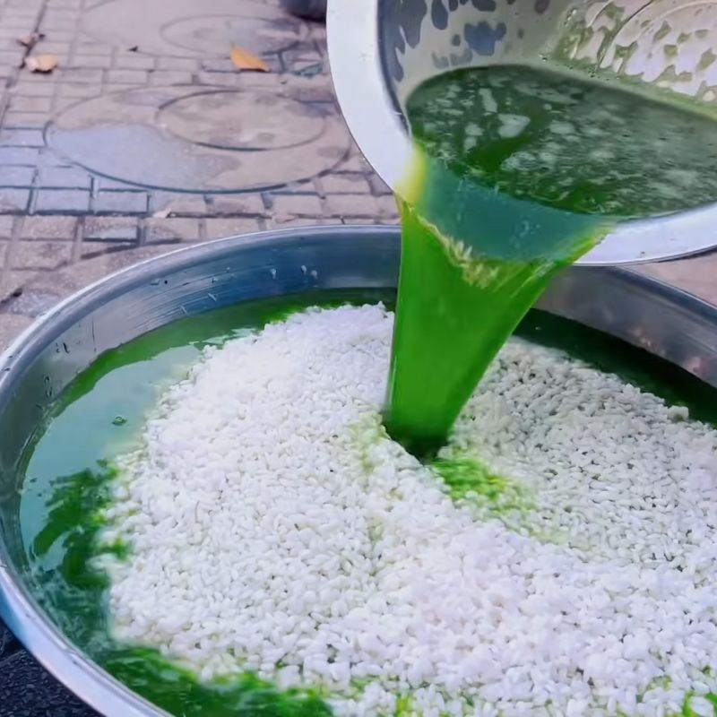 Bước 3 Ngâm gạo nếp tạo màu xanh cho bánh chưng bánh chưng xanh bằng lá riềng