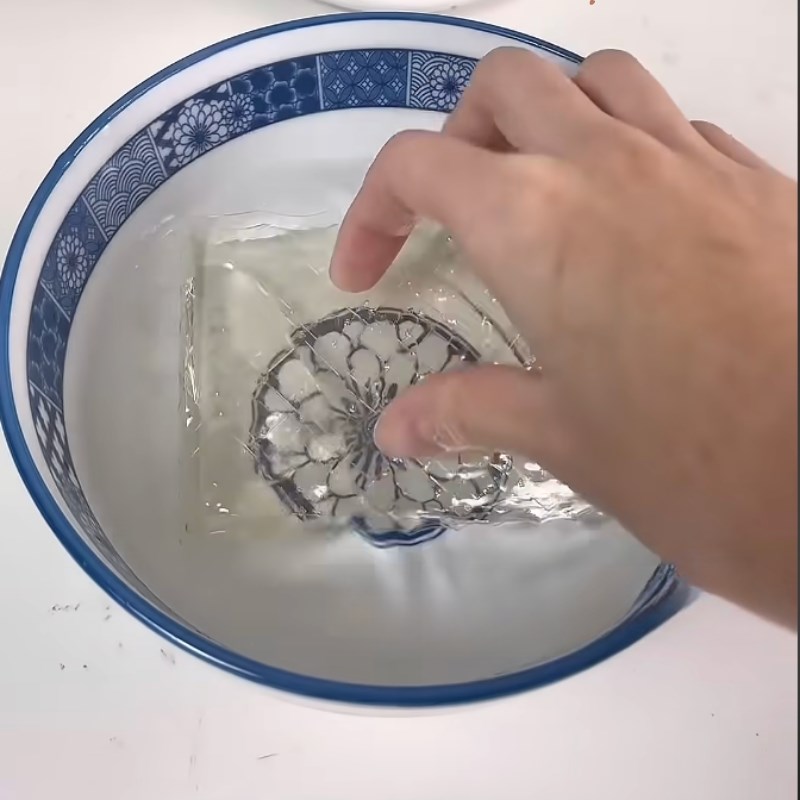 Bước 3 Ngâm gelatin Chè khúc bạch bằng whipping cream