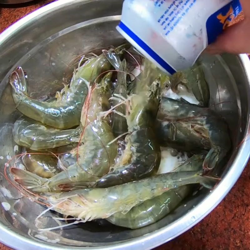 Bước 3 Ngâm tôm với bia lạnh - Bí quyết vàng tôm hấp bia