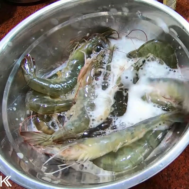 Bước 3 Ngâm tôm với bia lạnh - Bí quyết vàng tôm hấp bia