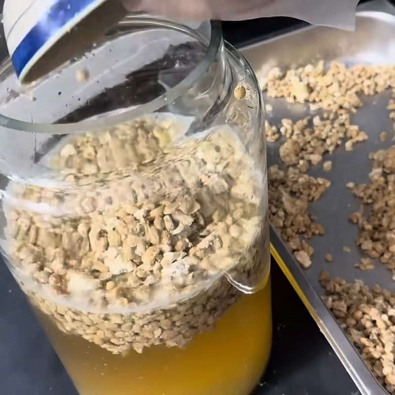 Bước 7 Ngâm ủ nước tương trong hũ sành/thủy tinh nước tương truyền thống