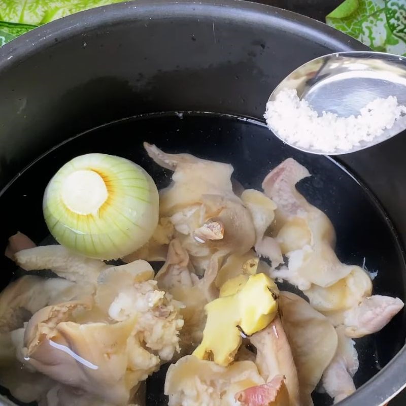 Bước 2 Ninh nước dùng và các loại lòng cháo lòng bò