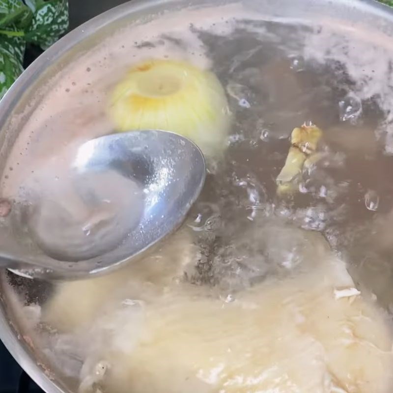Bước 2 Ninh nước dùng và các loại lòng cháo lòng bò