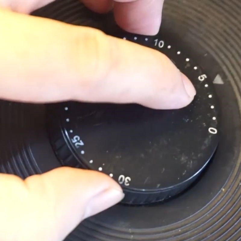 Bước 2 Nướng bánh tráng lần 1 bánh tráng nướng bằng nồi chiên không dầu