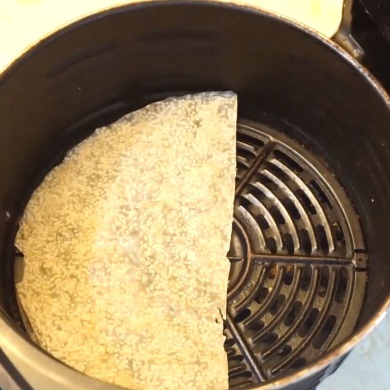 Bước 2 Nướng bánh tráng lần 1 bánh tráng nướng bằng nồi chiên không dầu