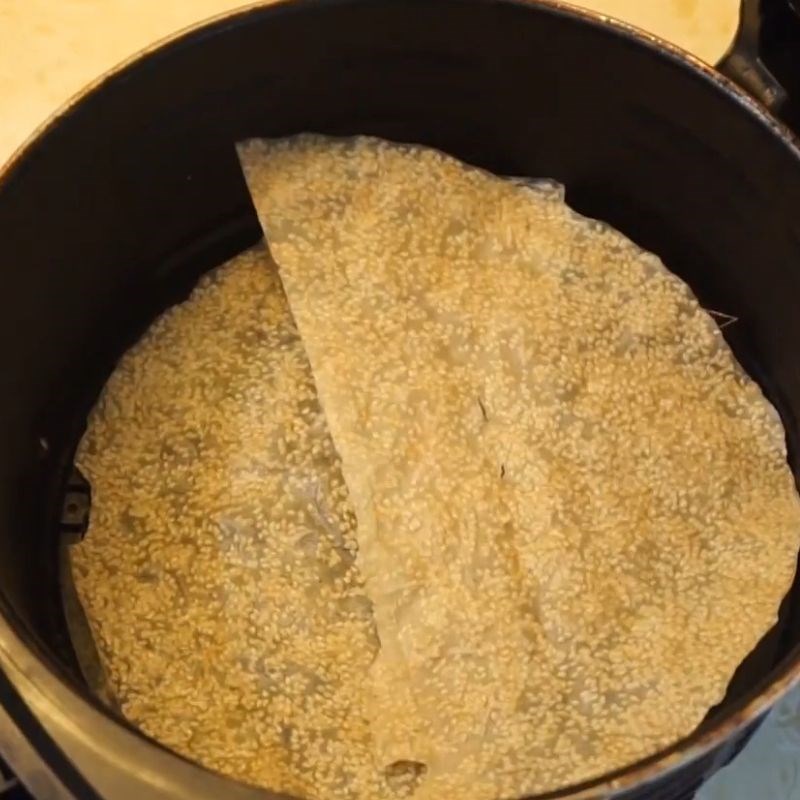 Bước 2 Nướng bánh tráng lần 1 bánh tráng nướng bằng nồi chiên không dầu