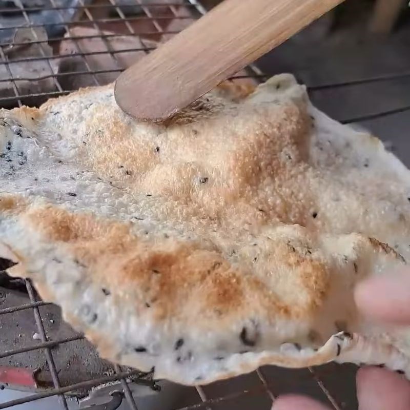 Bước 4 Nướng bánh tráng mè nước cốt dừa Bánh tráng nước dừa