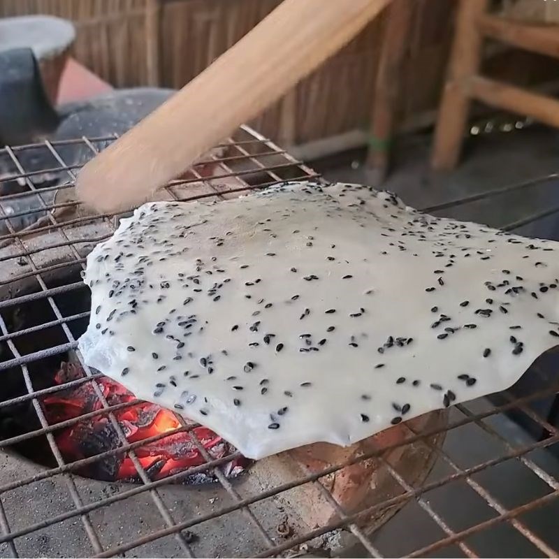 Bước 4 Nướng bánh tráng mè nước cốt dừa Bánh tráng nước dừa