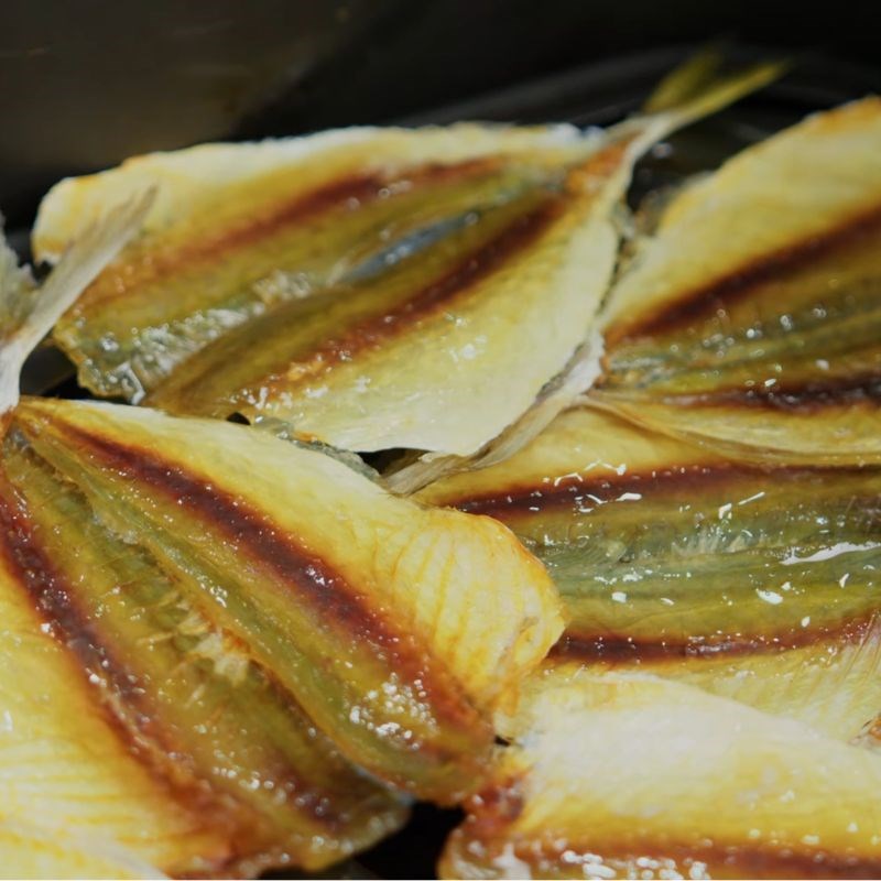 Bước 3 Nướng cá chỉ vàng bằng nồi chiên không dầu Nướng cá chỉ vàng bằng nồi chiên không dầu