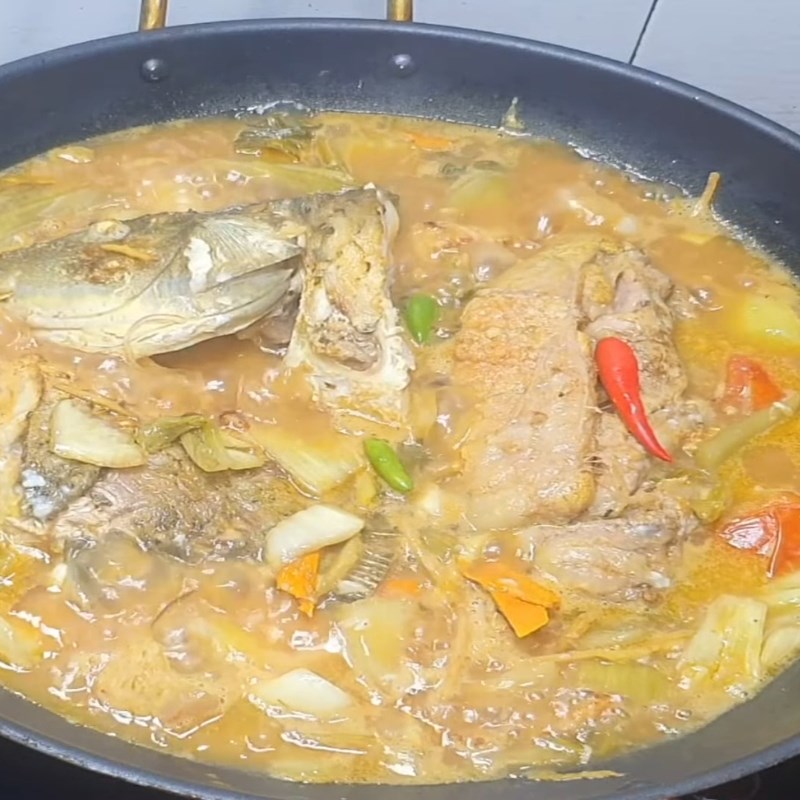 Bước 4 Om cá chép với nước dùng chua thanh Cá chép om dưa Hà Nội