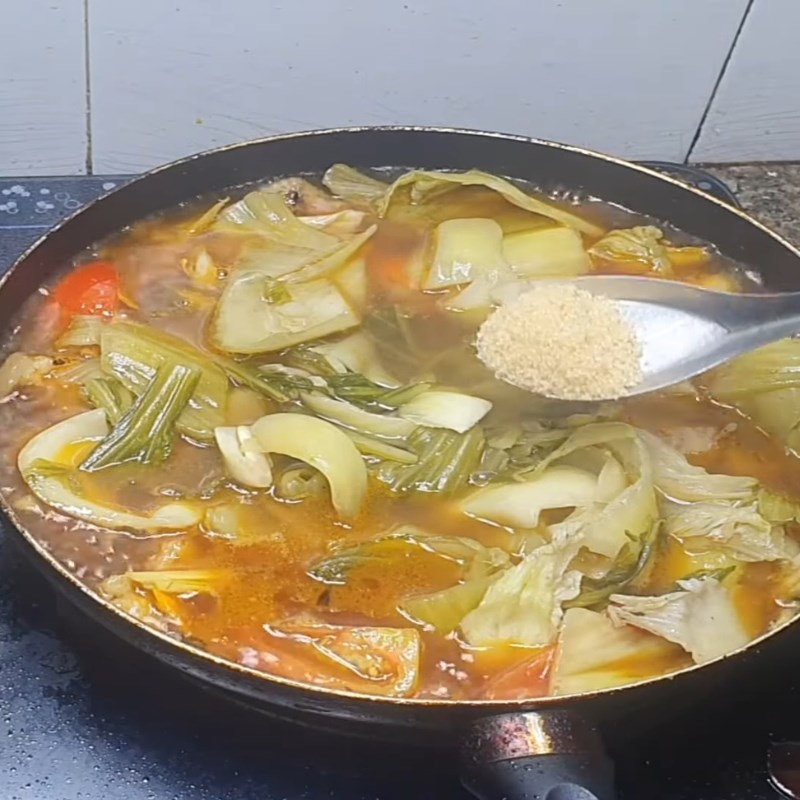Bước 4 Om cá chép với nước dùng chua thanh Cá chép om dưa Hà Nội