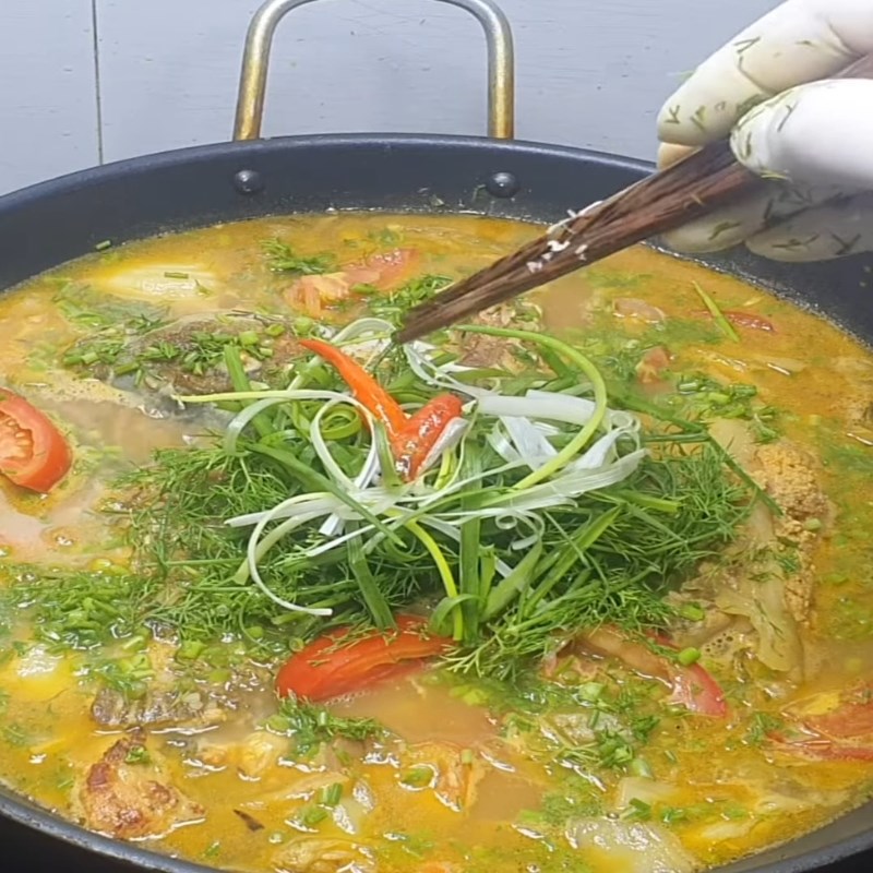 Bước 4 Om cá chép với nước dùng chua thanh Cá chép om dưa Hà Nội
