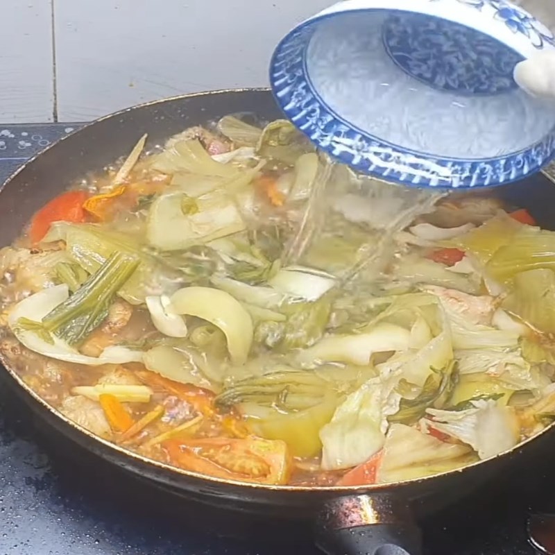 Bước 4 Om cá chép với nước dùng chua thanh Cá chép om dưa Hà Nội