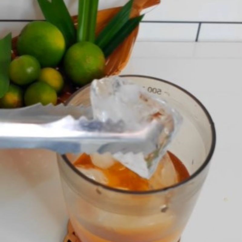 Bước 2 Pha chế trà đào túi lọc Cozy Trà đào Cozy túi lọc